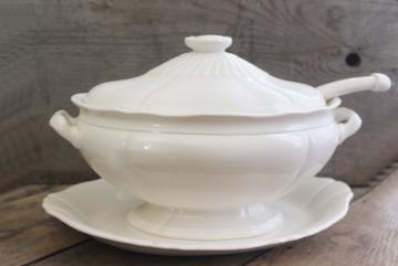 catalog photo of farmhouse style vintage ceramic tureen w/ classic white ironstone style