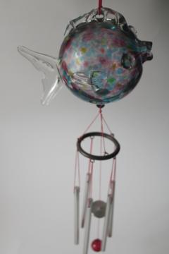 catalog photo of hand blown glass puffer fish sun catcher wind chimes, vintage Murano style art glass round fish 