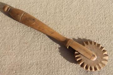 catalog photo of hand carved wood pie crimper rolling wheel, vintage kitchen utensil, pastry bakers baking tool