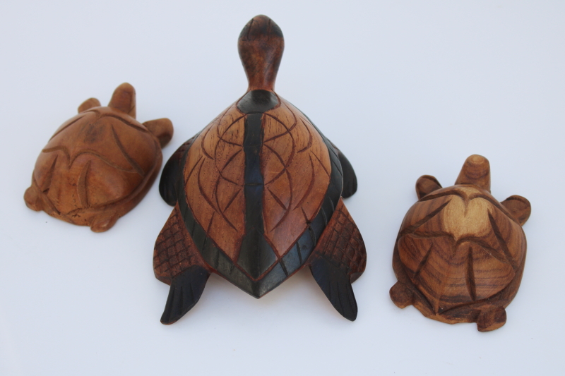 photo of hand carved wood sea turtles, turtle figurines vintage Hawaii souvenirs w/ label #2