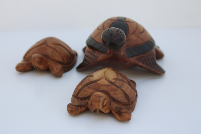 photo of hand carved wood sea turtles, turtle figurines vintage Hawaii souvenirs w/ label #5