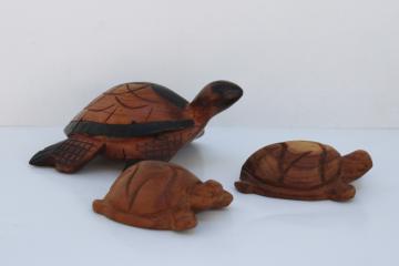 catalog photo of hand carved wood sea turtles, turtle figurines vintage Hawaii souvenirs w/ label