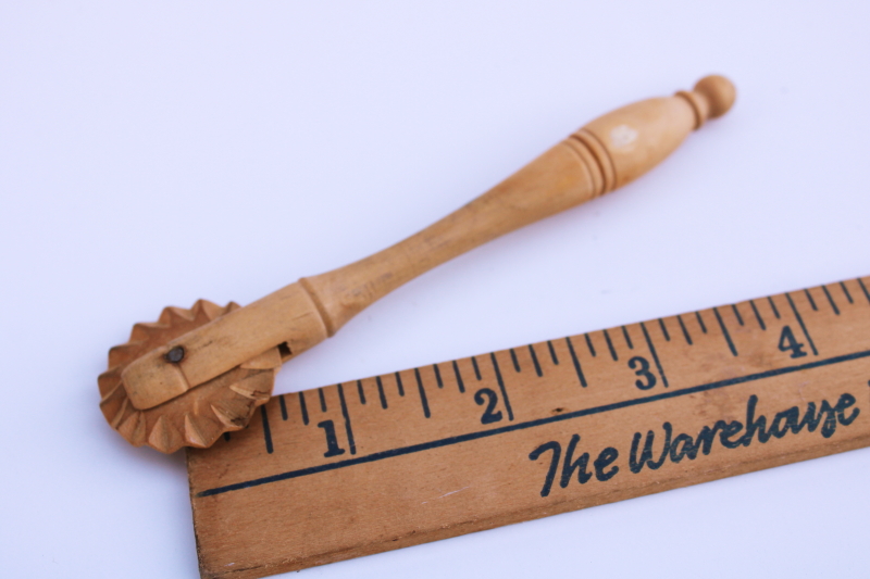 photo of hand carved wood wheel pie crimper or pasty dough cutter, vintage kitchen utensil #3