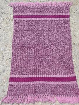 catalog photo of handmade vintage fringed crochet cotton throw rug, pink and wine purple