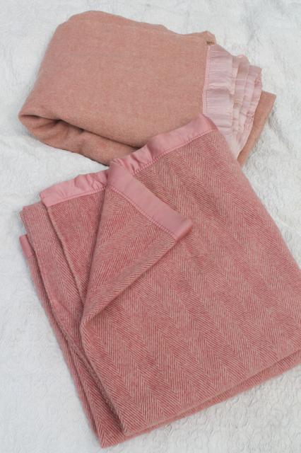 photo of heavy wool bed blankets in herringbone weave fabric, vintage bedding lot #5