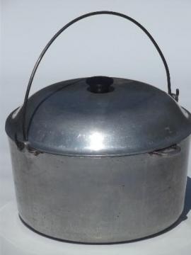 catalog photo of huge 10 qt dutch oven camping kettle, vintage cast aluminum pot & lid