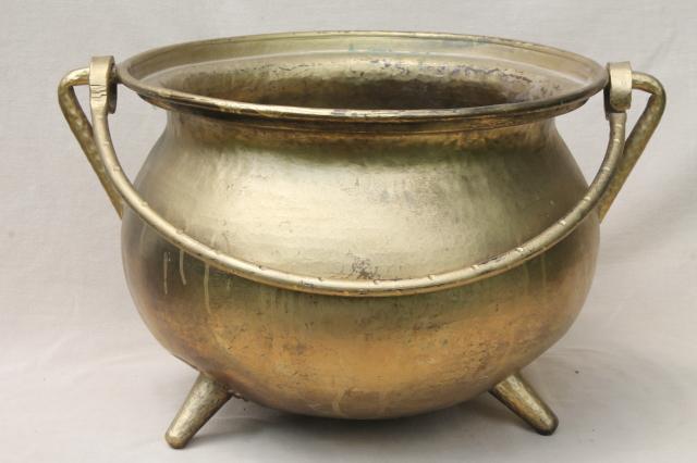 photo of huge cast metal kettle witch cauldron pot w/ sturdy handle & three little feet #4