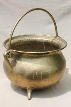 catalog photo of huge cast metal kettle witch cauldron pot w/ sturdy handle & three little feet