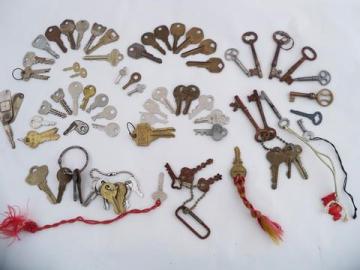 catalog photo of huge estate lot of assorted antique & vintage skeleton, luggage & box keys