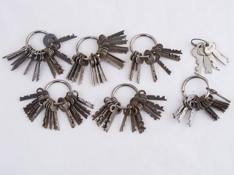 photo of huge lot 90+ assorted vintage lock keys, padlocks, cabinet/desk drawers etc #1