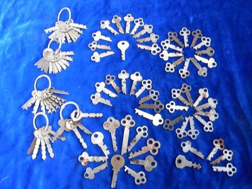 photo of huge lot of 100 vintage old skeleton keys for cabinets, trunks, chests etc. #1