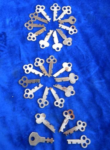 photo of huge lot of 100 vintage old skeleton keys for cabinets, trunks, chests etc. #2