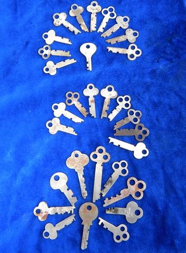 photo of huge lot of 100 vintage old skeleton keys for cabinets, trunks, chests etc. #3