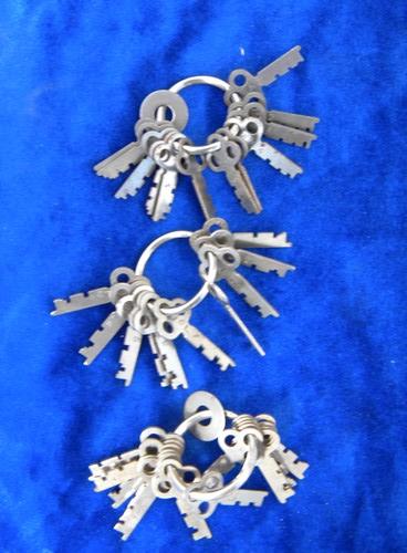 photo of huge lot of 100 vintage old skeleton keys for cabinets, trunks, chests etc. #4