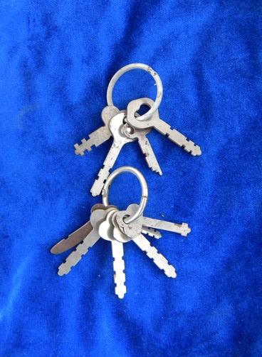 photo of huge lot of 100 vintage old skeleton keys for cabinets, trunks, chests etc. #5