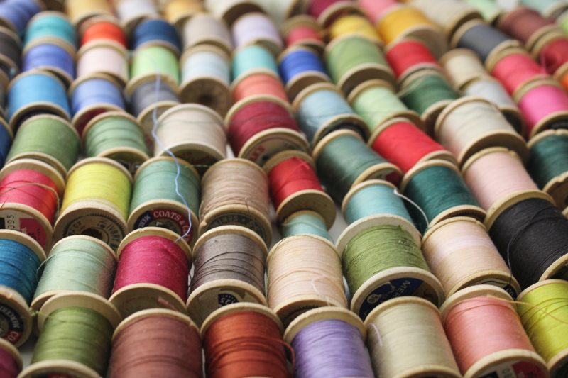 photo of huge lot old wood spools all colors vintage cotton thread, 230 spools different sizes  #3