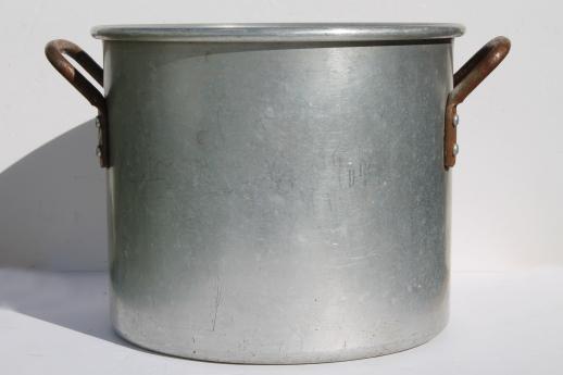 photo of huge old Wear-Ever aluminum stockpot, commercial kitchen quality 20 qt pot semi-heavy weight #1