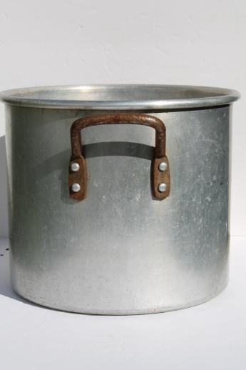 photo of huge old Wear-Ever aluminum stockpot, commercial kitchen quality 20 qt pot semi-heavy weight #2