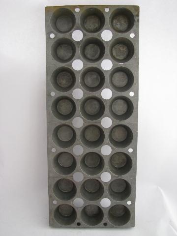 photo of huge old baking pan,12 cups for cupcakes or muffins, vintage kitchen divided tray #1