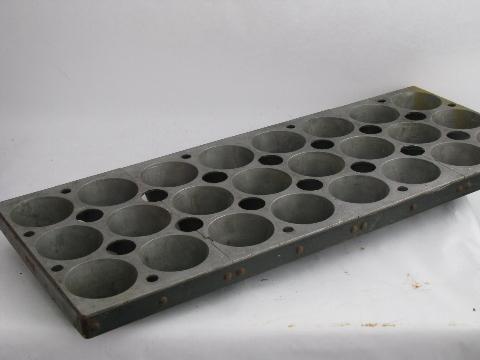 photo of huge old baking pan,12 cups for cupcakes or muffins, vintage kitchen divided tray #2