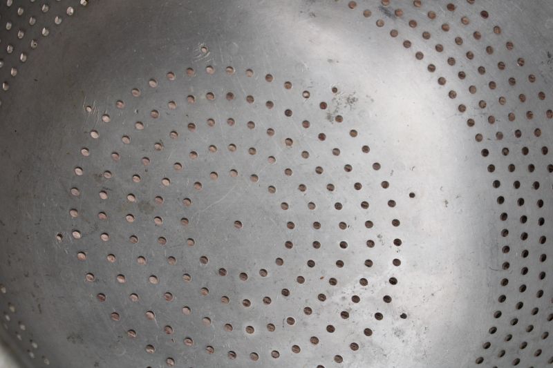 photo of huge old metal colander bowl w/ sturdy handles, garden produce or egg gathering basket #3