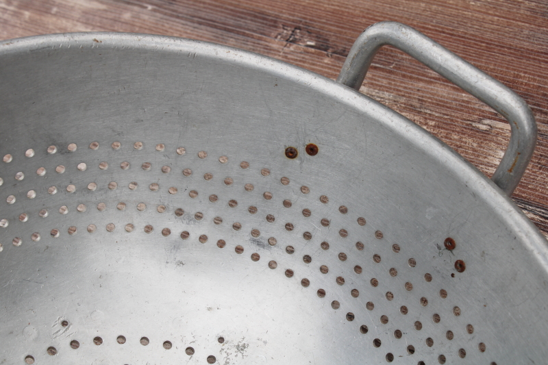 photo of huge old metal colander bowl w/ sturdy handles, garden produce or egg gathering basket #4