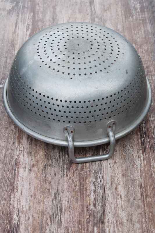 photo of huge old metal colander bowl w/ sturdy handles, garden produce or egg gathering basket #6