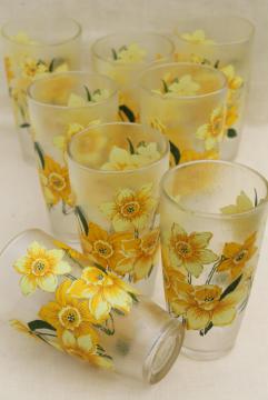 catalog photo of ice texture unbreakable plastic tumblers, vintage drinking glasses set w/ daffodils print