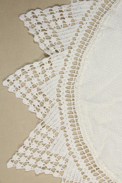 photo of lace trimmed linen table mats & centerpieces w/ crochet edgings, shabby vintage doily lot #5