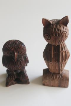 catalog photo of large & small rustic carved wood owls, 70s vintage brown wood figurines spooky fall decor 