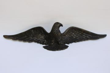 catalog photo of large cast metal eagle wall hanging, mid century vintage Americana w/ weathered antique finish 