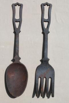 catalog photo of large fork & spoon vintage cast iron metal wall art, kitchen or restaurant sign plaques