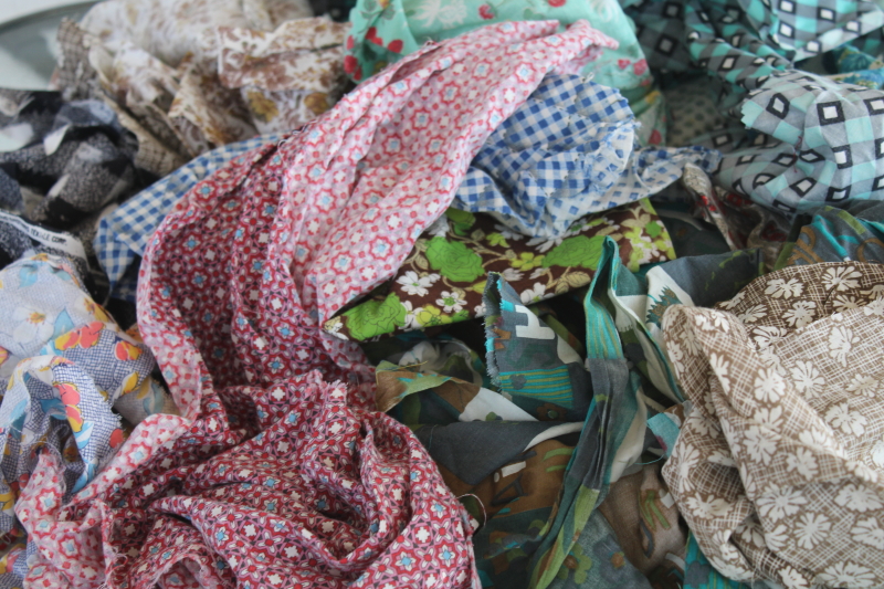 photo of large lot 1940s 1950s vintage scrap fabric, retro prints florals dress weight cotton fabric #1