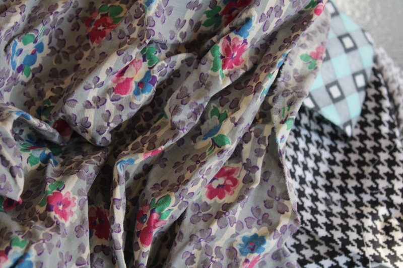 photo of large lot 1940s 1950s vintage scrap fabric, retro prints florals dress weight cotton fabric #9