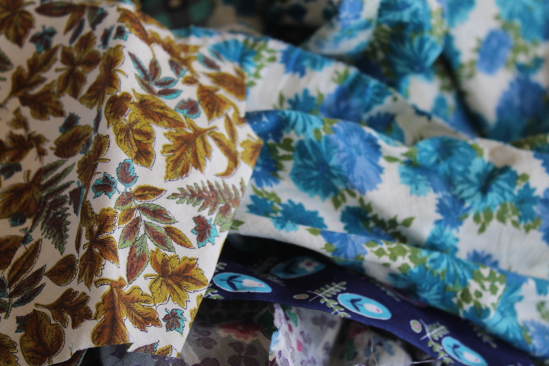 photo of large lot 1940s 1950s vintage scrap fabric, retro prints florals dress weight cotton fabric #10