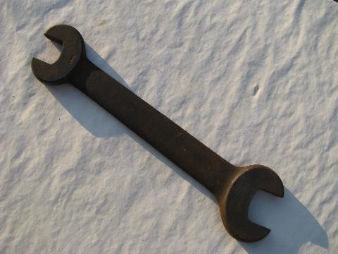 photo of large old vintage Armstrong Tool bridge builder/engineer's wrench, #40-A, 1-11/16'' & 1-5/16'' #1