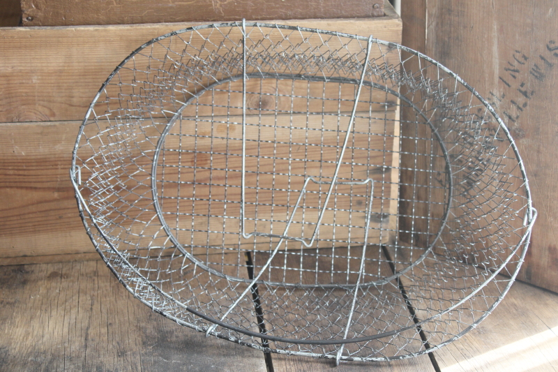 photo of large old wire egg basket or market basket, vintage collapsible wire tote w/ sturdy handles #7