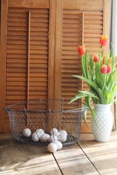 photo of large old wire egg basket or market basket, vintage collapsible wire tote w/ sturdy handles