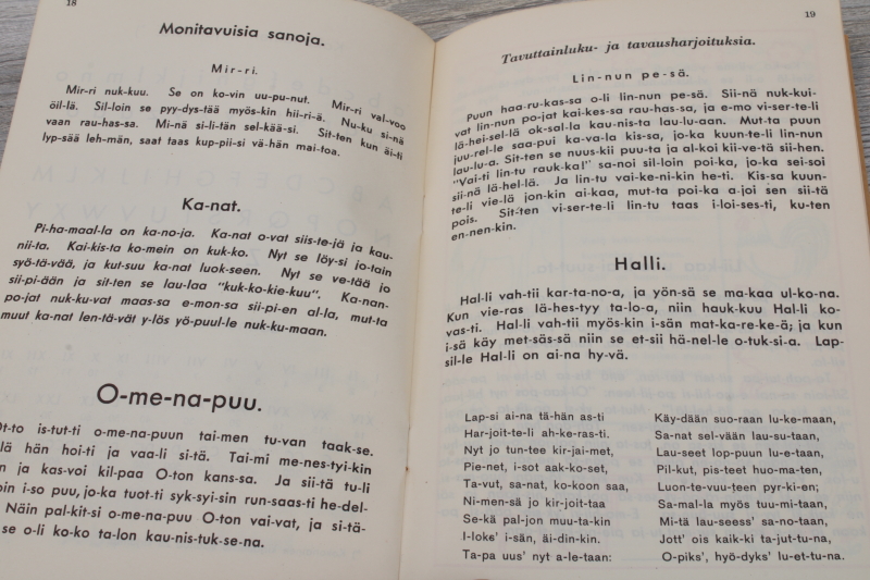photo of learning Finnish beginning reader primer reading book w/ phonics, 1960s vintage learn to read Finnish #3