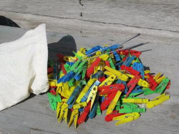 catalog photo of lot 1950s vintage plastic clothes pins & laundry line clothespin bag