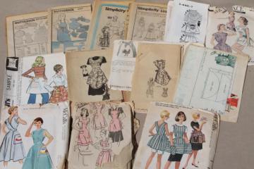 catalog photo of lot 50s 60s 70d vintage apron sewing patterns, flirty half aprons, pinafores