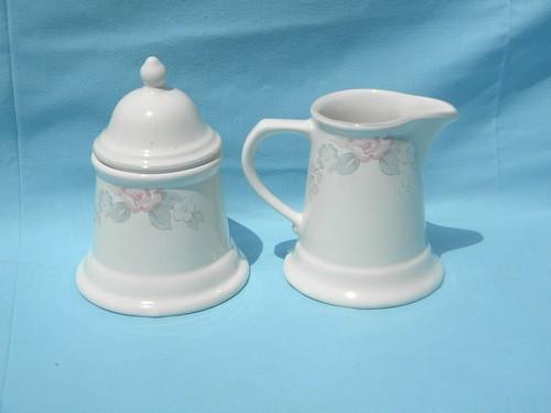 photo of lot Pfaltzgraff Wyndham pieces, serving bowl, creamer and sugar, butter dish #3