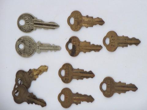 photo of lot of 10 ornate old & vintage brass keys for padlocks etc Chicago Lock #1