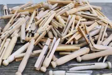 lot of 100+ vintage hardwood clothespins, spring type & clothes peg clothespins 