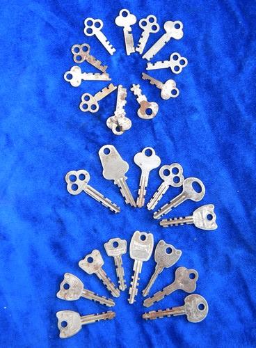 photo of lot of 50 vintage old keys for padlocks, trunks, chests etc. #2