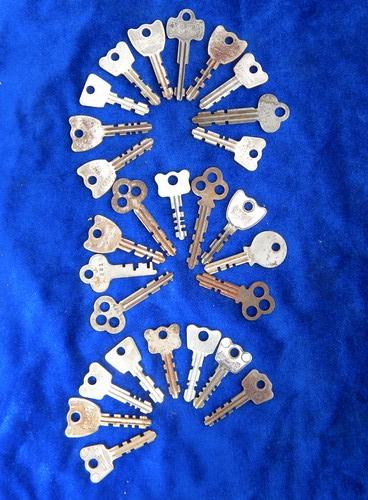 photo of lot of 50 vintage old keys for padlocks, trunks, chests etc. #3