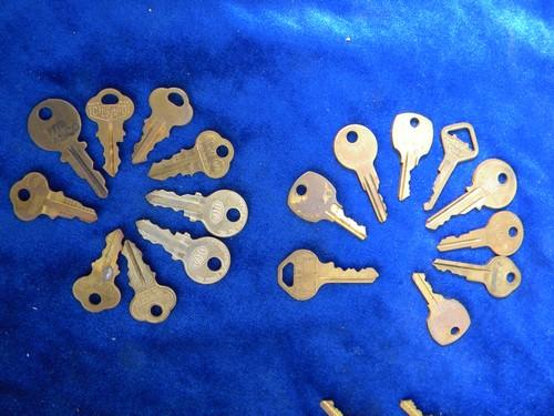 photo of lot of 60 vintage old brass padlock & door keys #2