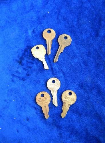 photo of lot of 60 vintage old brass padlock & door keys #4