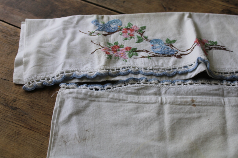 photo of lot of 7 pairs of vintage pillowcases w/ embroidery or crochet lace edgings, boho cottage bedding  #10