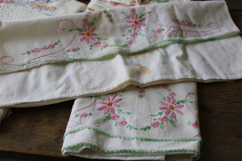 photo of lot of 7 pairs of vintage pillowcases w/ embroidery or crochet lace edgings, boho cottage bedding  #12
